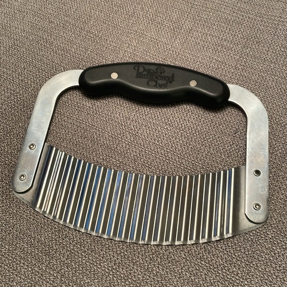 The Pampered Chef CRINKLE CUTTER with Plastic Guard & Original Product Card - Picture 3 of 9